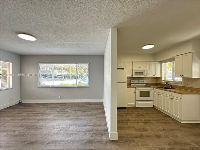 Building Photo - 3720 NE 22nd Ave Unit 12