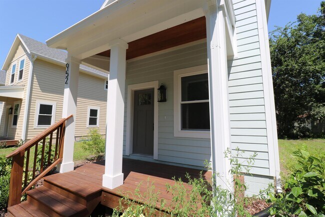 Photo - 952 Alexander St