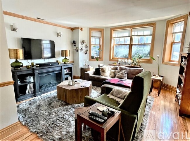 Building Photo - 1354 W Carmen Ave Unit 1