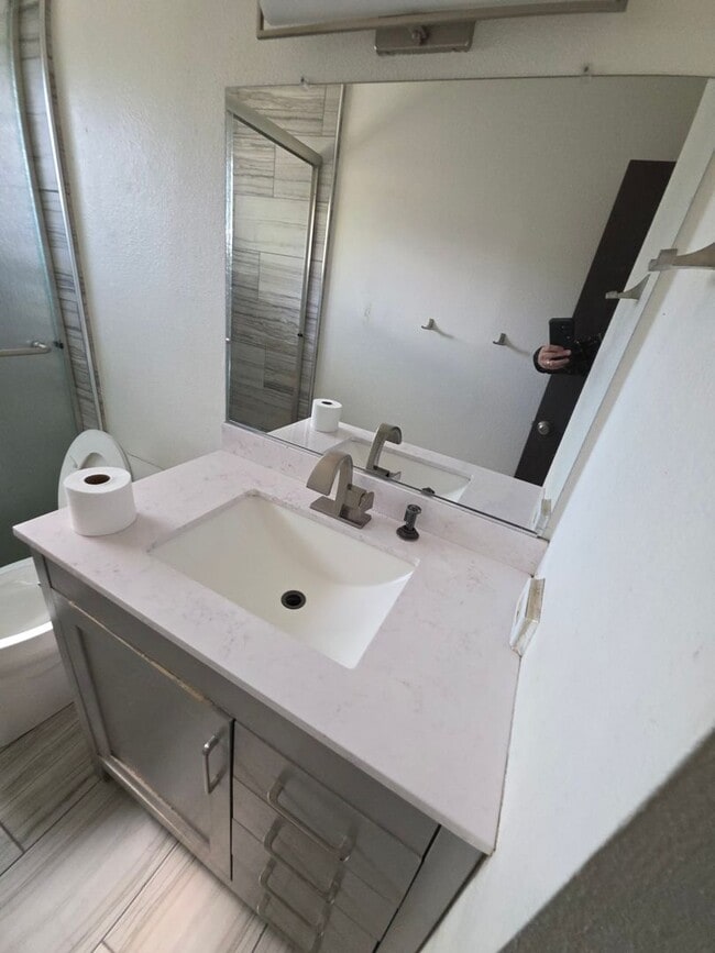 Photo - Welcome home to this beautifully updated 2... Unidad 4