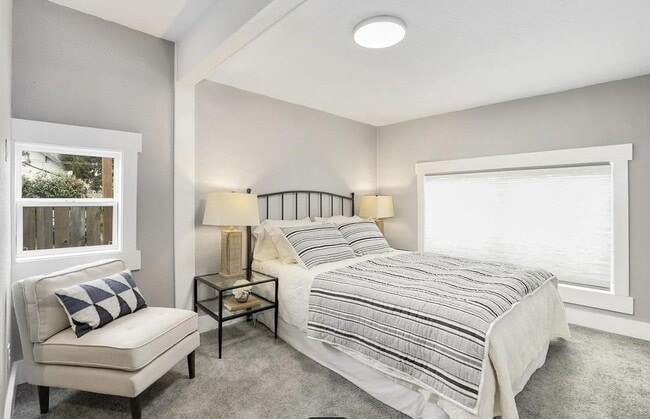 Mater Bedroom 03 - 44 NE Lombard St