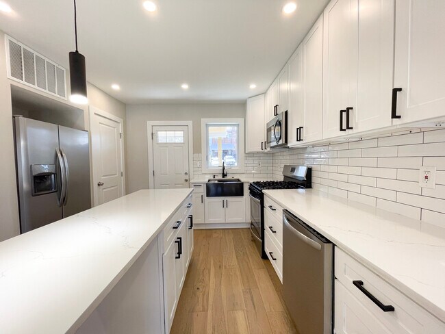 Photo - 1267 Emerson St NE