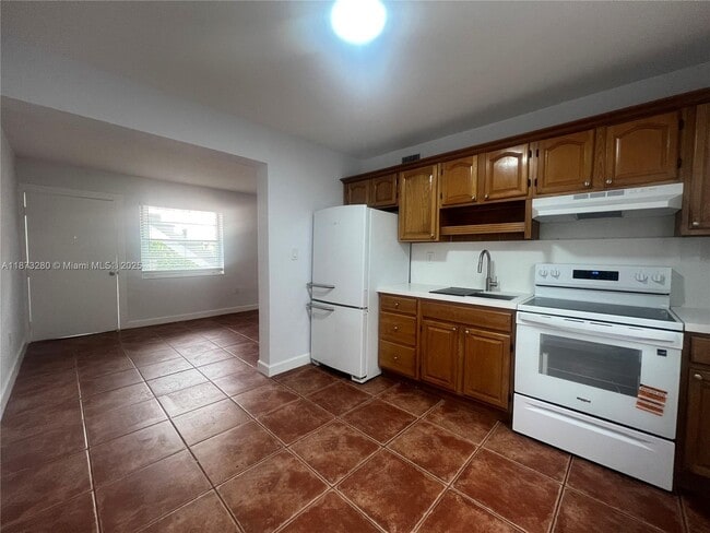 Building Photo - 1651 SW 2nd St Unit 2 Rental