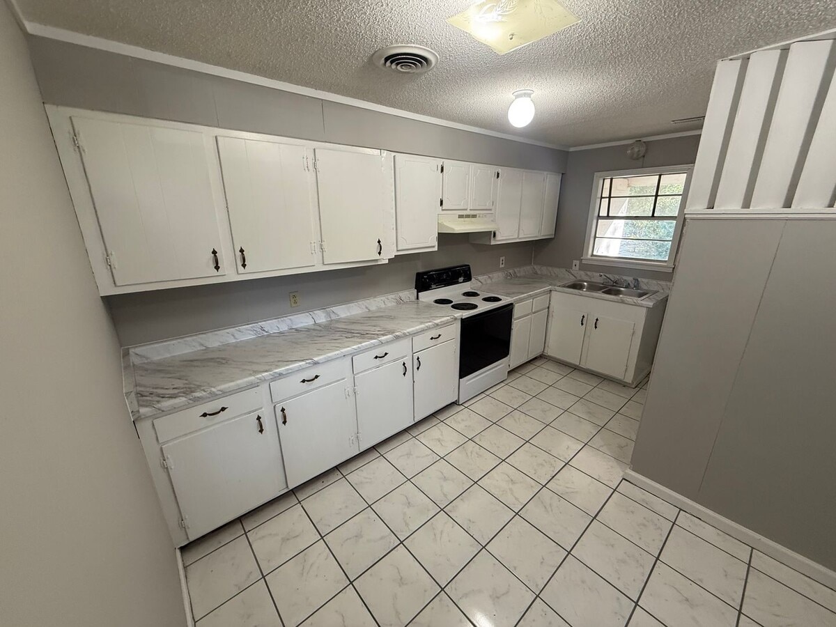 Photo - 121 N Robinson St