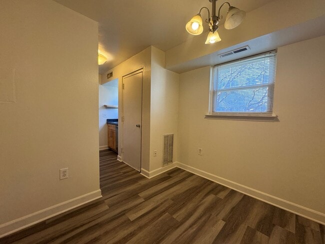 Photo - Spacious 1 Bed 1 Bath Condo With Balcony In Mayflower Square