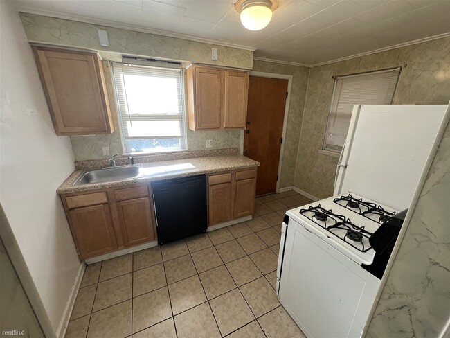 2 br, 1 bath 4plex - (Oakland)(pitt)(cmu)c... - 2 br, 1 bath 4plex - (Oakland)(pitt)(cmu)c... Rental