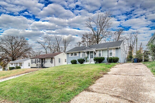 Photo - 3-Bedroom Home with Hardwood Floors & Fenced Yard in St. Louis