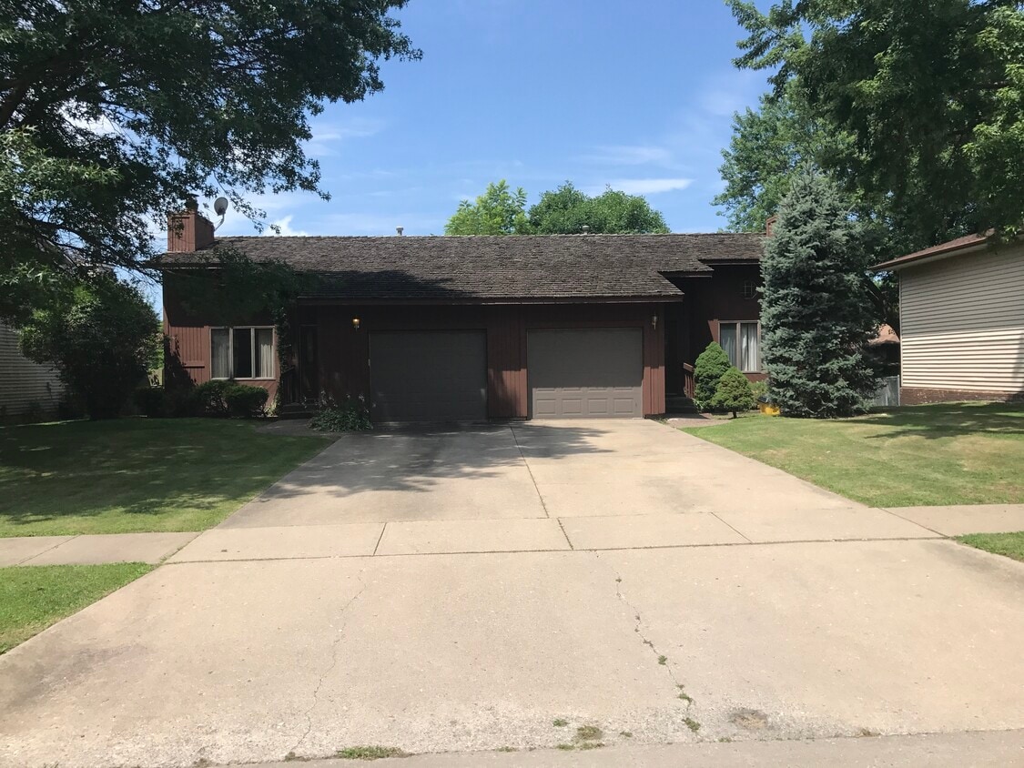 Photo - 1458 Eastview Dr (Coralville, IA)