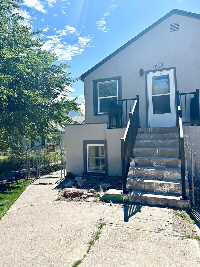 Building Photo - Garden Level Apartment Ready Now! Unit B