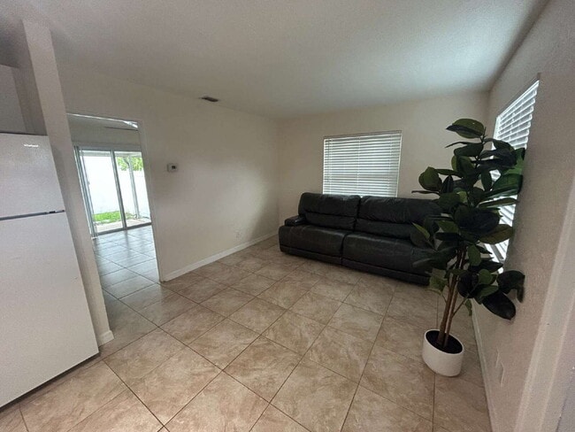 Photo - "Cozy 1-Bedroom Apartment in St. Petersburg – 550 Sq Ft of Comfort & Convenience!" Unidad 7th St N - 3