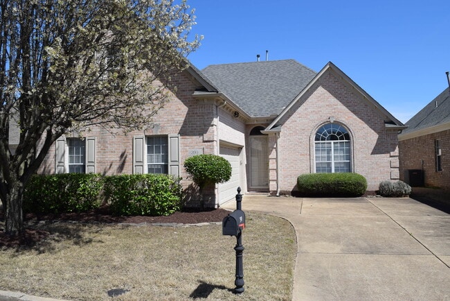 Photo - 390 Fountain Lake Dr House