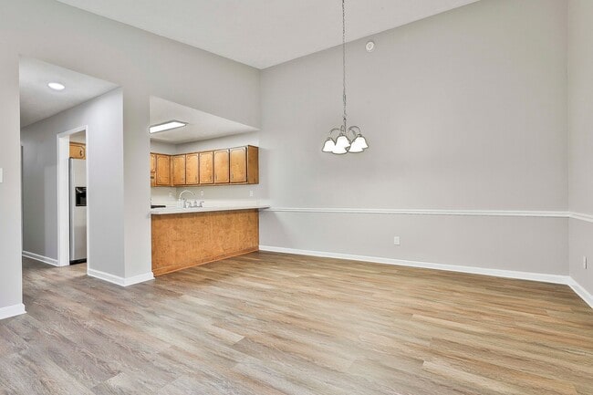 120 Courtyard Ln