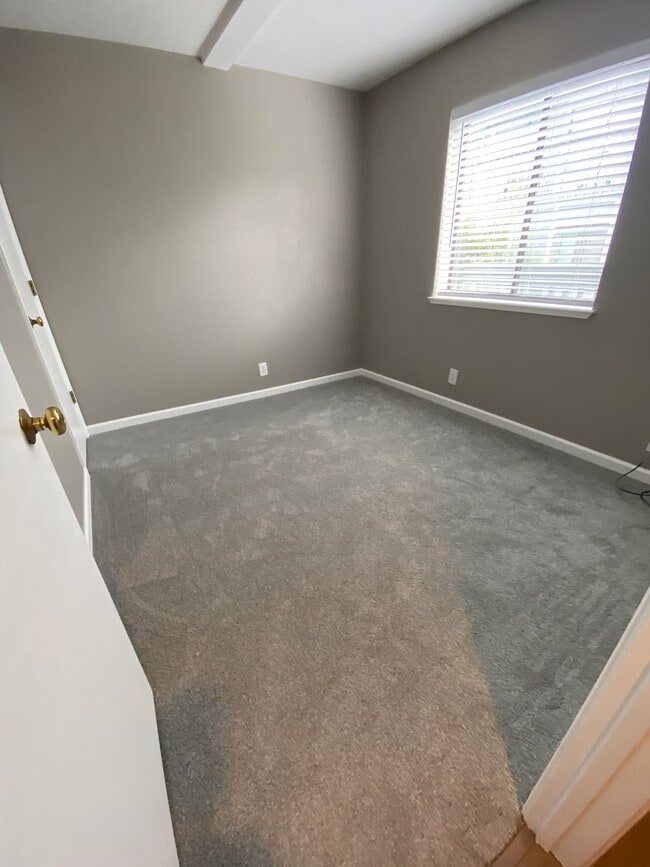 Another angle of first floor bedroom - 443 Willow Ave Unidad 443
