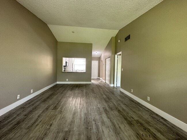 Photo - SPECIALS up to 3 MONTHS FOR FREE ON SELECT UNITS Price Reduced Unit 11585-B2 - Westmount
