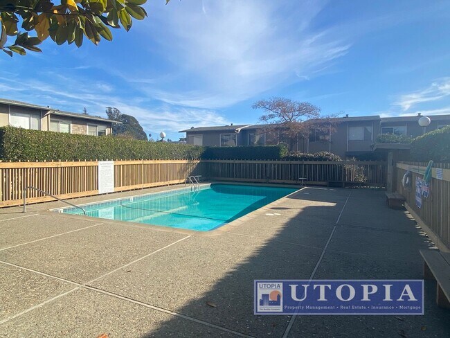 Photo - Updated 1Bd/1Ba Top Floor Condo with Mount... Unidad 67