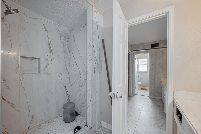 Photo - 811 Loire Ln