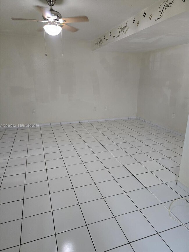 Building Photo - 5100 SW 41st St Unit 108