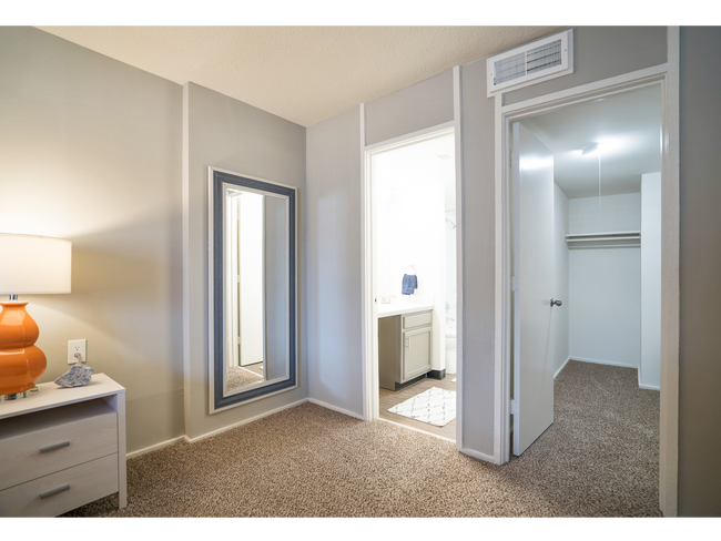 Bedroom Full Bath & Walk-in Closet | Apartments For Rent Maryland Heights Missouri | Haven on The Lake