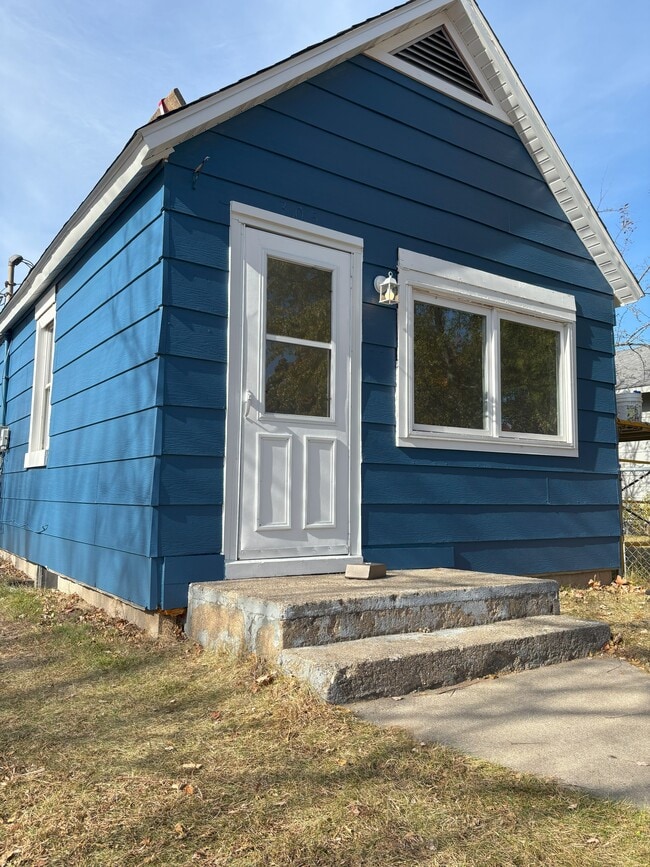 Building Photo - 305 20th St N Rental