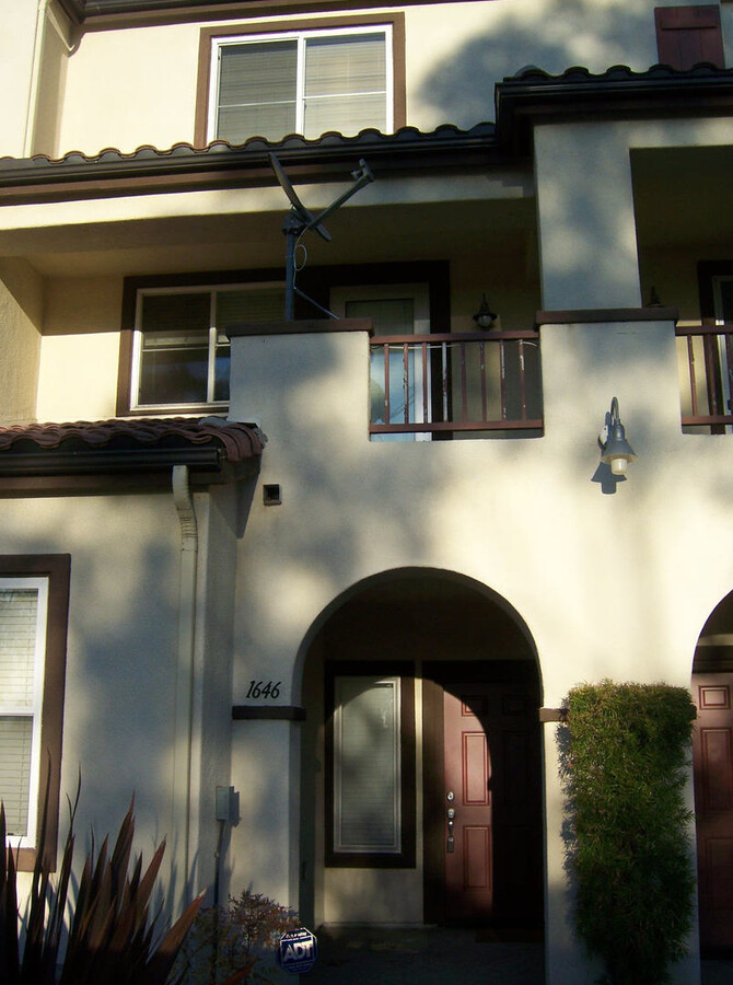 Spacious 3 Bedroom, 3 Bath Townhouse with ... - Spacious 3 Bedroom, 3 Bath Townhouse with ...