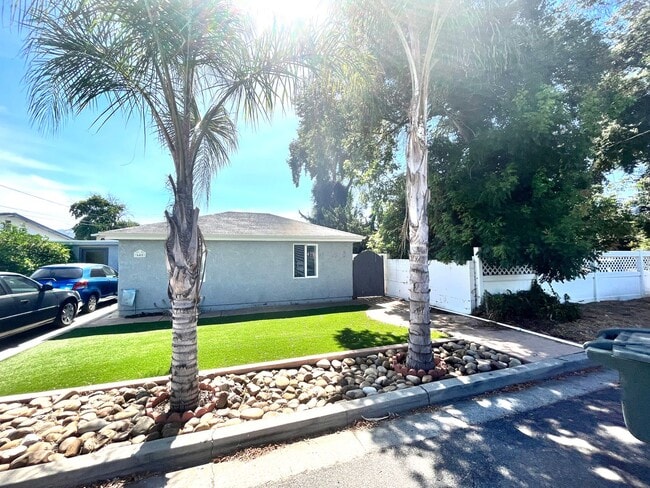 Building Photo - Charming Oak View Studio