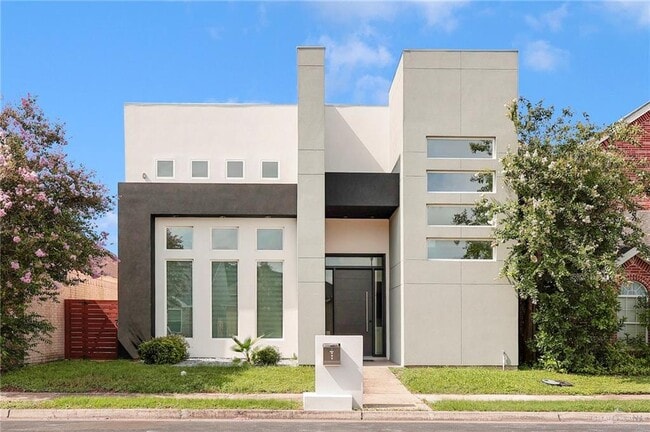 Building Photo - 18 Redbud Ave W