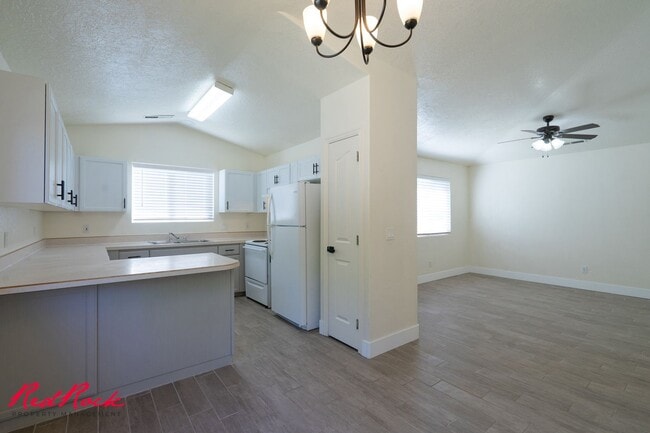 Building Photo - Dog Friendly! 3 Bedroom Single-Level Condo... Unit 6
