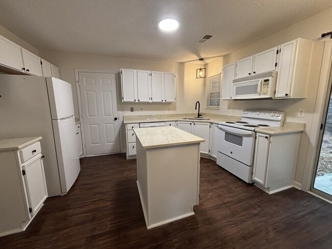 Photo - Newly Renovated 3 BR 2.5 Bath home in Oak ...