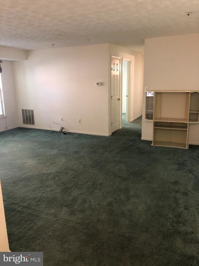 Photo - 905 Woodbridge Ct Unit G