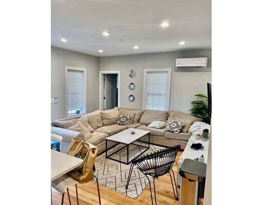 Building Photo - 8 W Bellflower St Unit 1 Rental
