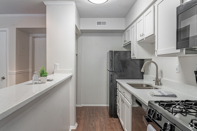 2BR, 2BA - 870SF - Kitchen & Living Room - Kitchen - Spanish Trace Apartments