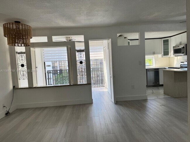 Photo - 17021 N Bay Rd Unidad 627