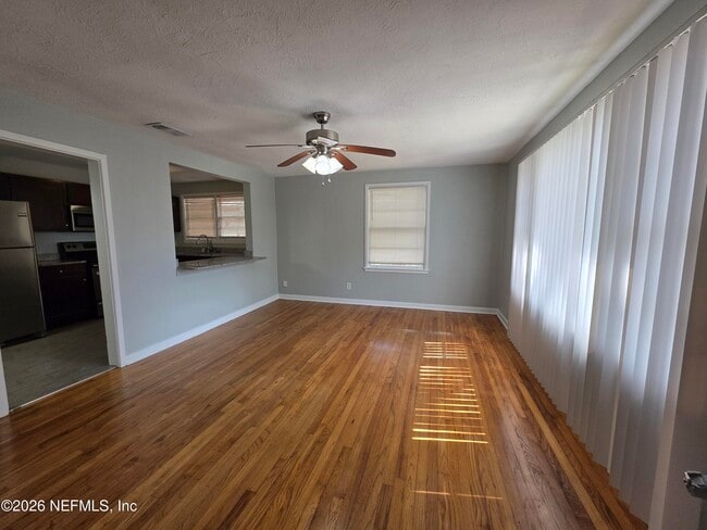 Photo - 1265 Donald St