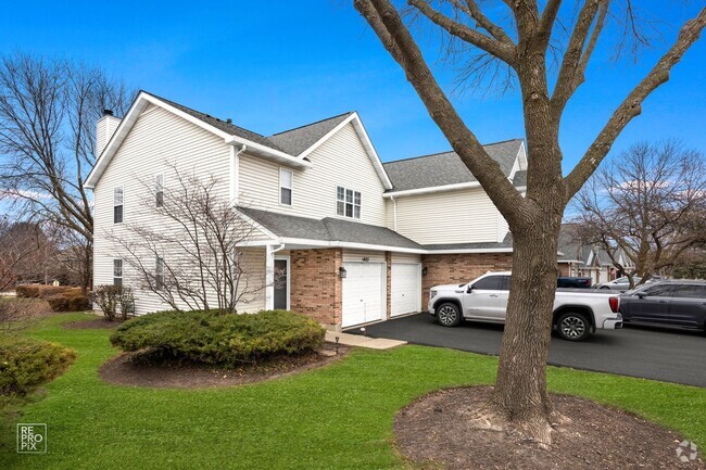 Building Photo - Two Story End Unit Townhome in Itasca