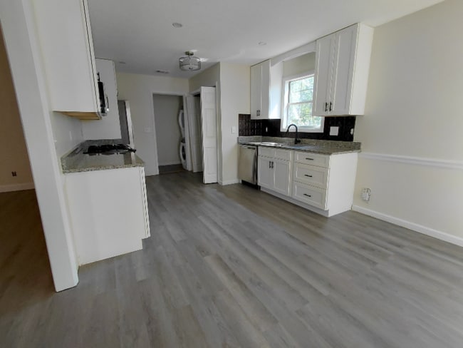 Photo - 211 Crakston Ct