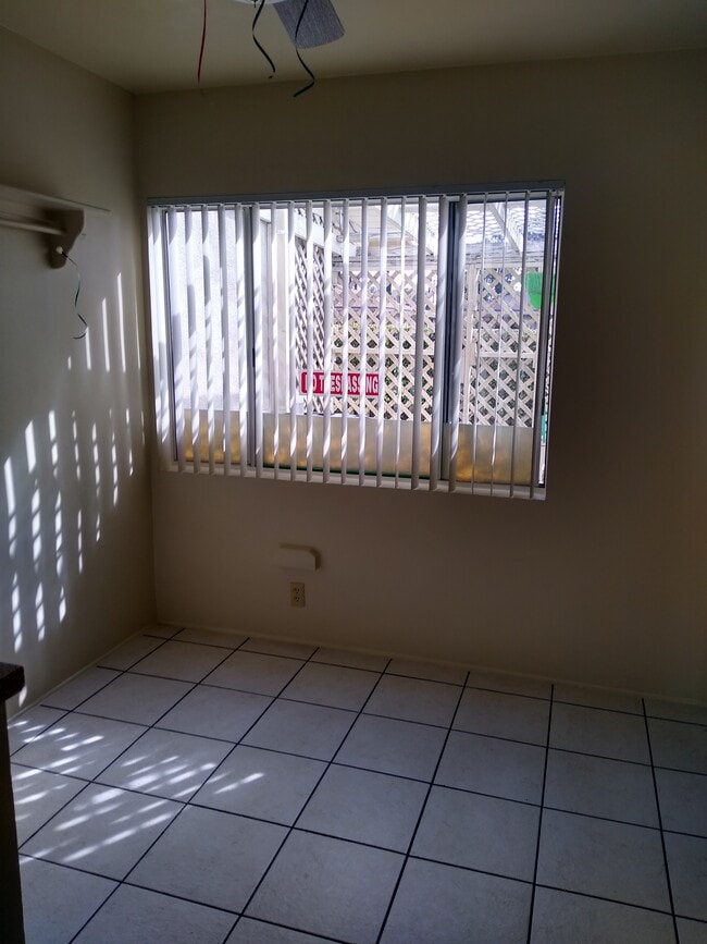comedor - ventana - soleado - 1843 E Palmyra Ave Unidad 1843