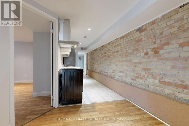 Photo - 470 Oriole Pkwy