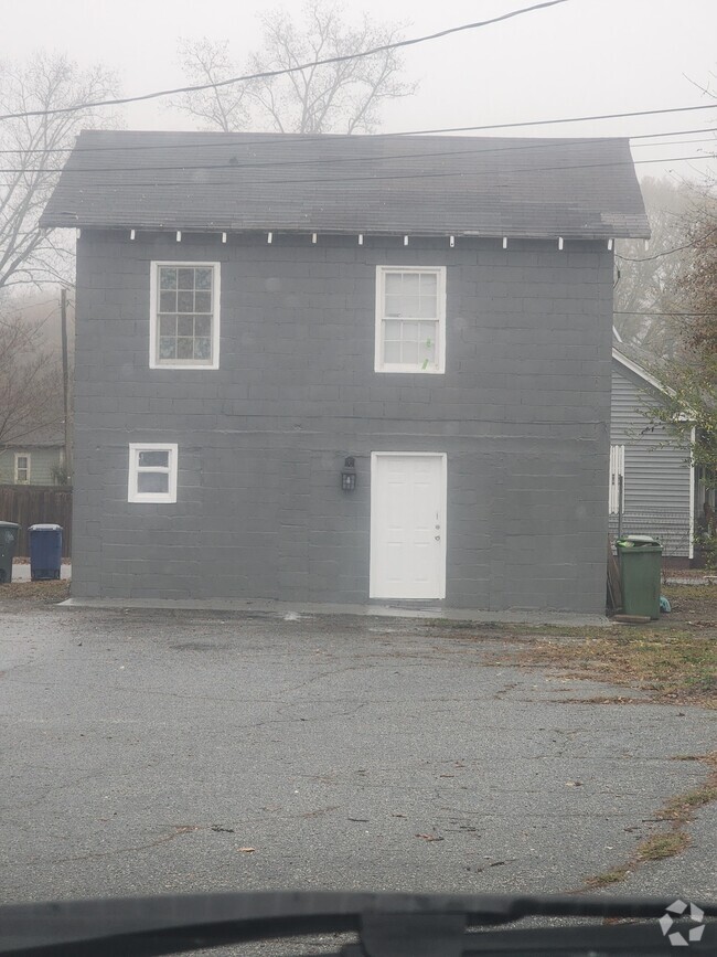 Building Photo - 1360 Ellis Rd Unit Carriage  Room 2 B Rental