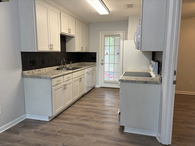 Photo - 2052 Darnell Cir