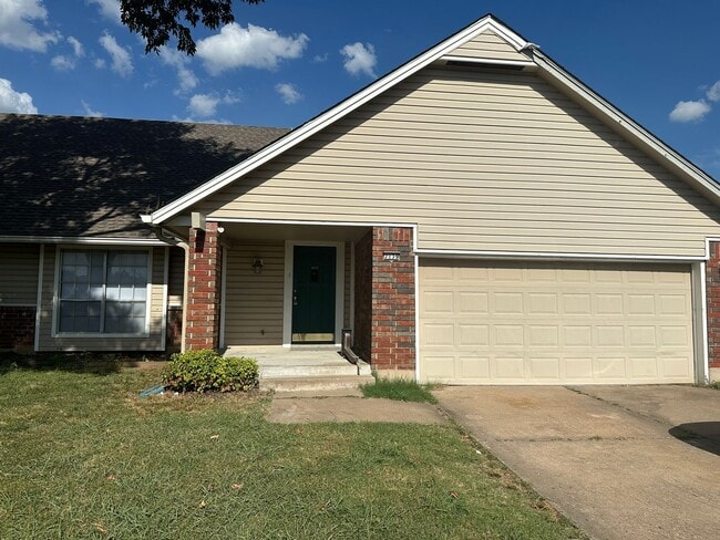 Building Photo - This duplex offers 3 spacious bedrooms, 2.... Rental