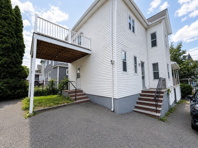 Building Photo - 67 Reed Ave Unit 2