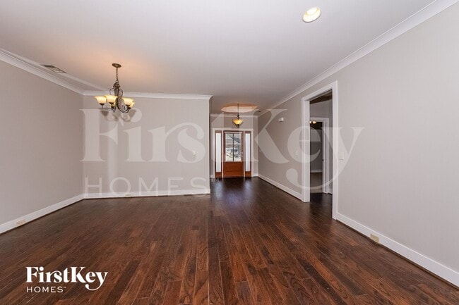 Photo - 2044 Highview Way