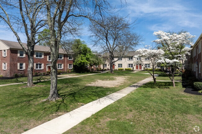 Courtyard - The Waterford Apartments