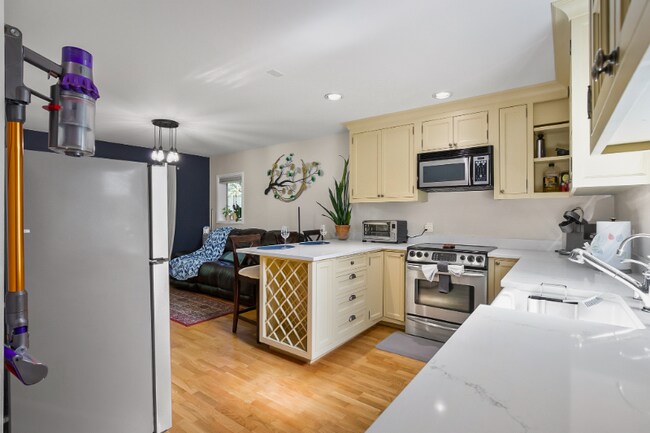 Photo - 3406 W Government Way Unidad 5