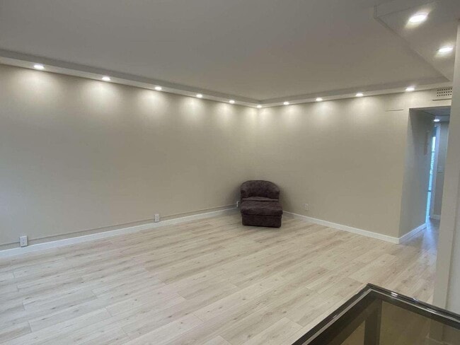 Photo - 4048 Exeter C