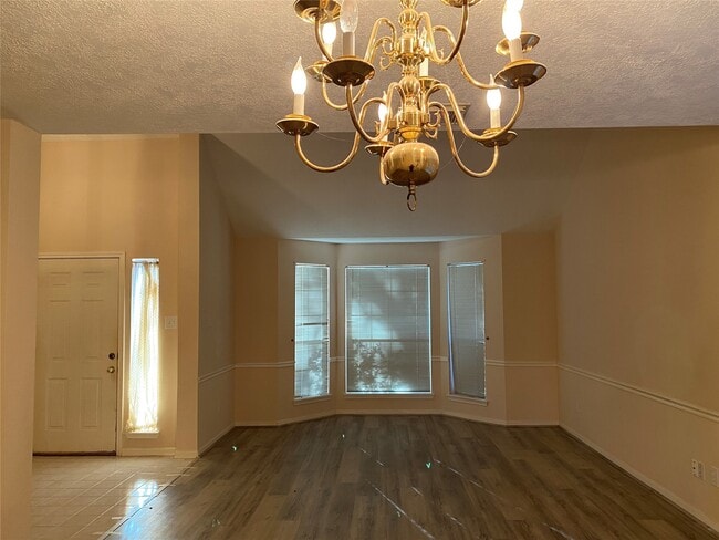 Photo - 215 W New Meadows Dr