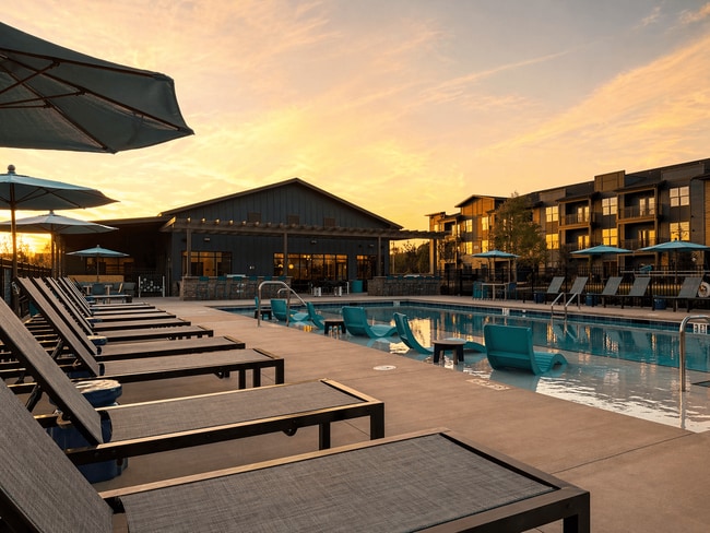 Piscina estilo resort con zona de poca profundidad y una amplia terraza para tomar el sol. - Cypress Point