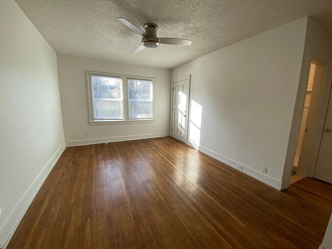 Photo - Charming 1 Bedroom with Hardwood Floors, Close-In Location Unidad 1350