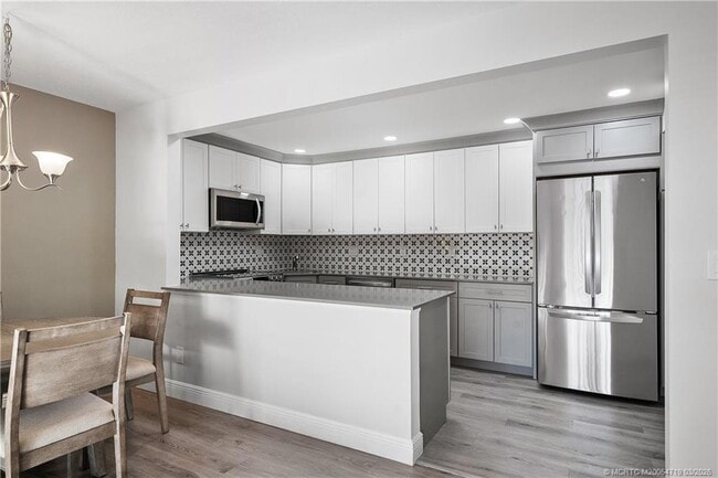 Building Photo - 1935 SW Silver Pine Way Unit B1