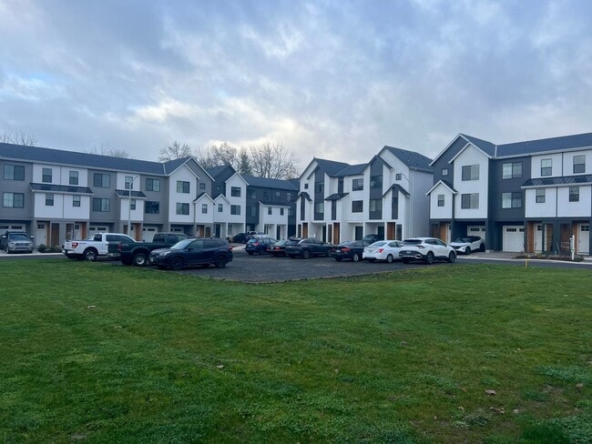 Building Photo - Stunning Tigard Home with Private In-Law Suite & Flexible Living Options